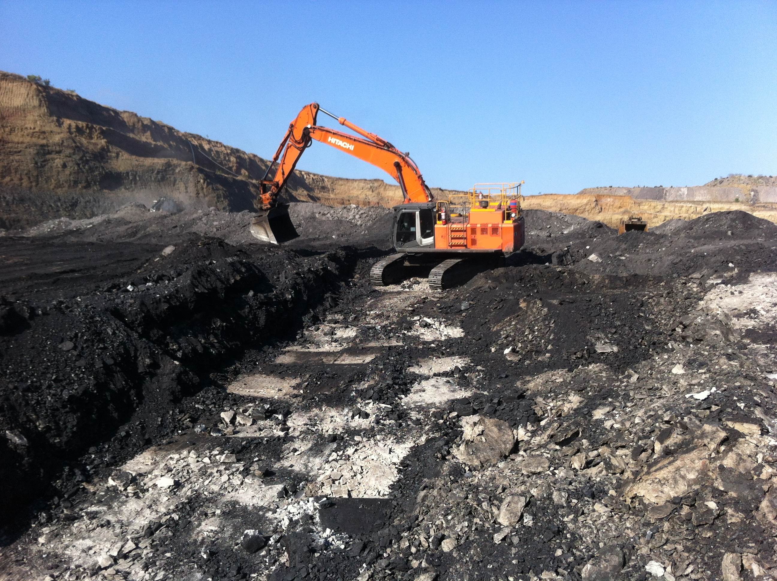 Carefully Mining a Thin Seam With a Small Excavator With Flat Tooth Bucket