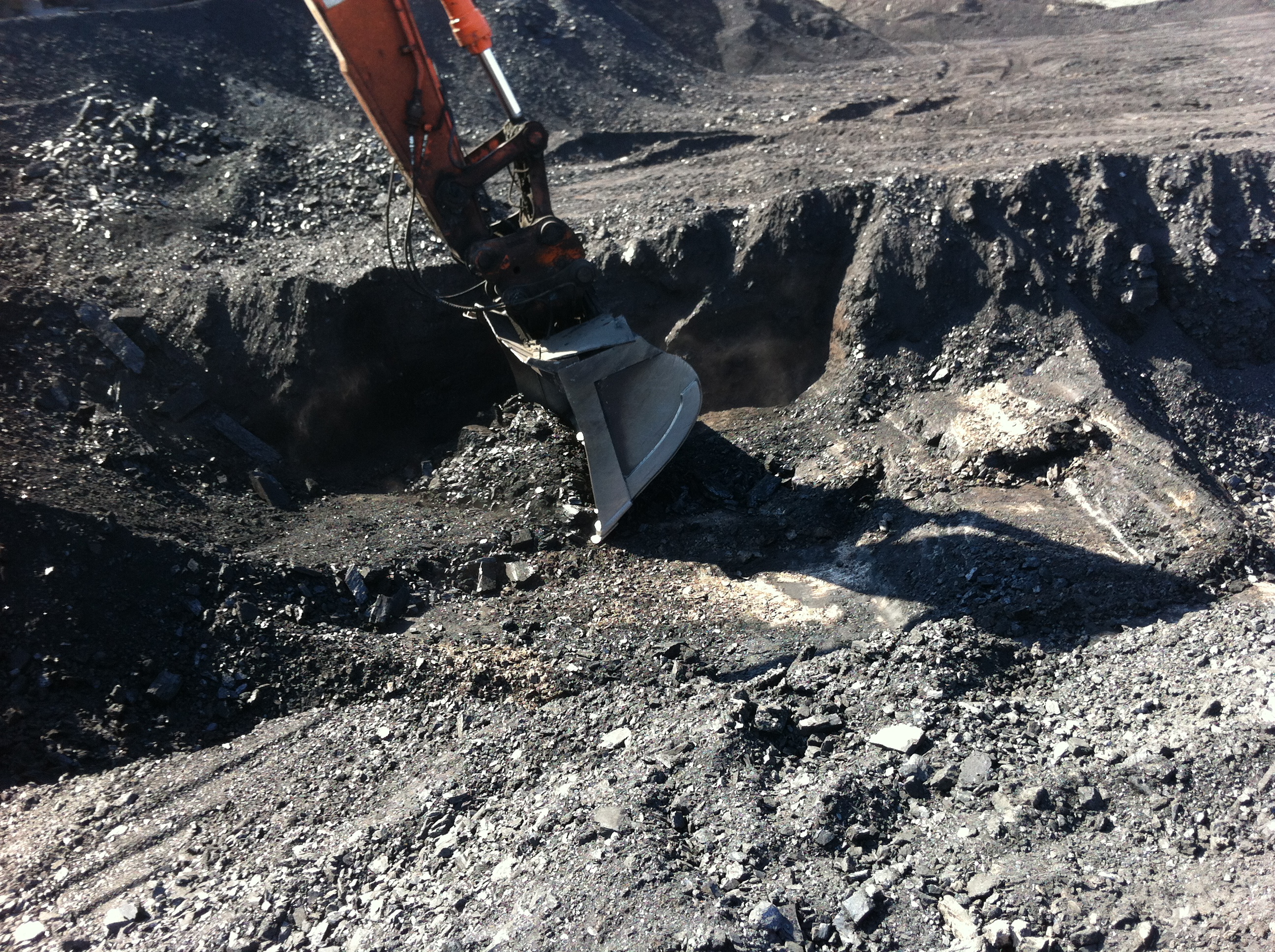 Carefully Mining a Thin Seam with a Small Excavator with Flat Tooth Bucket